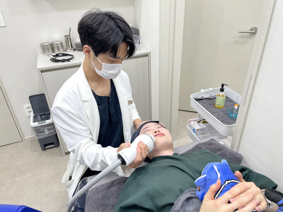 Dr. Yoon-Gon Ryu performing Soprano Titanium RF treatment at RE:BERRY Gangnam